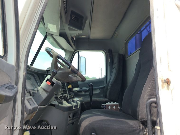 image for item MG9587 2003 Freightliner Columbia  semi truck