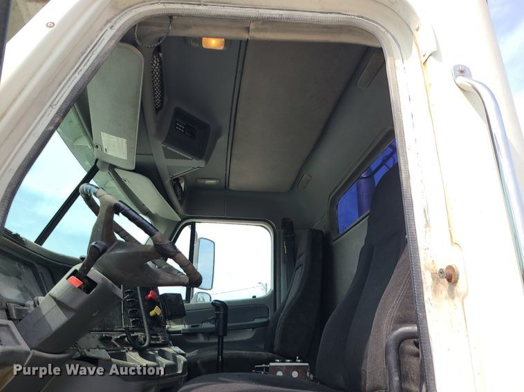 image for item MG9587 2003 Freightliner Columbia  semi truck