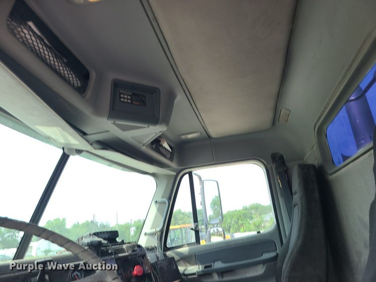 image for item MG9587 2003 Freightliner Columbia  semi truck