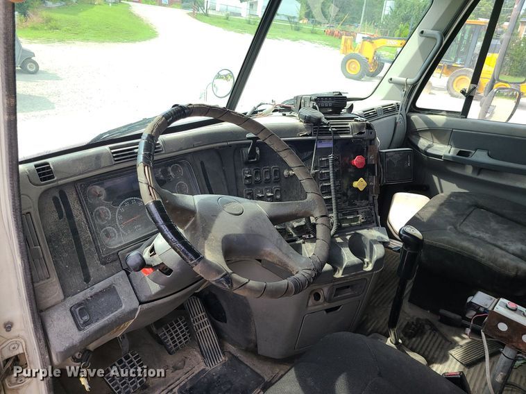 image for item MG9587 2003 Freightliner Columbia  semi truck