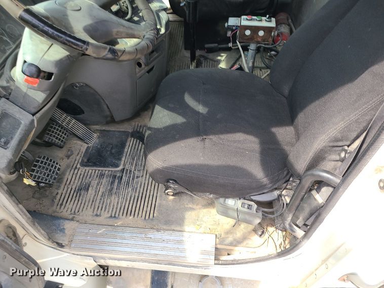 image for item MG9587 2003 Freightliner Columbia  semi truck