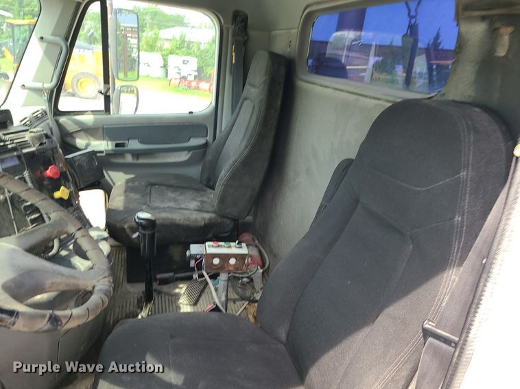 image for item MG9587 2003 Freightliner Columbia  semi truck