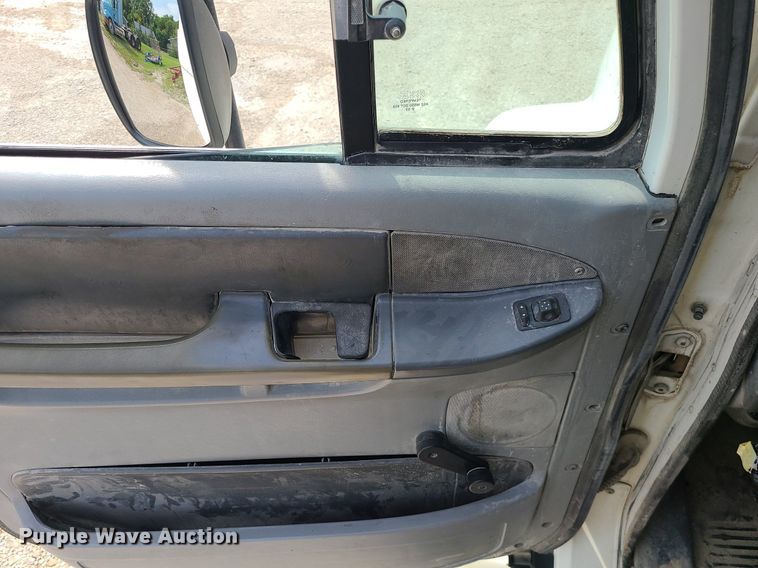 image for item MG9587 2003 Freightliner Columbia  semi truck