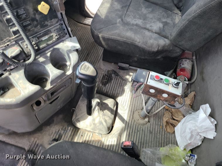 image for item MG9587 2003 Freightliner Columbia  semi truck