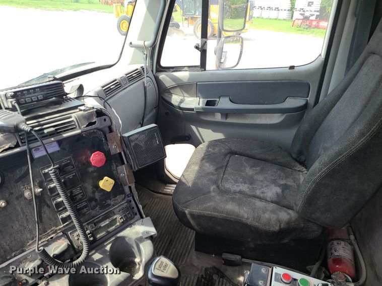 image for item MG9587 2003 Freightliner Columbia  semi truck