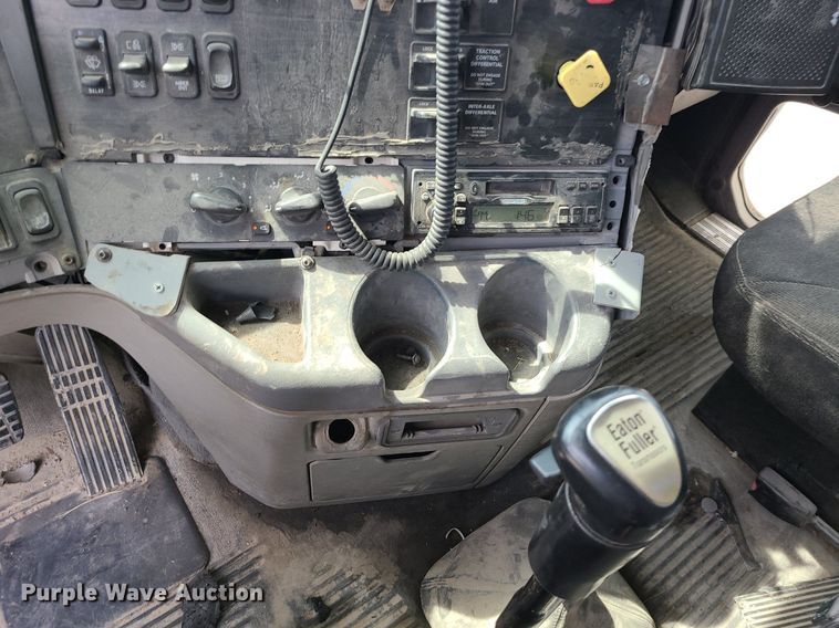 image for item MG9587 2003 Freightliner Columbia  semi truck