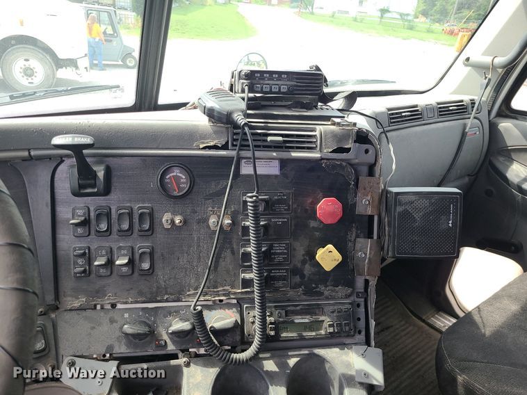 image for item MG9587 2003 Freightliner Columbia  semi truck