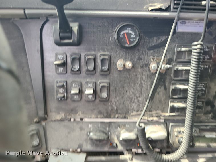 image for item MG9587 2003 Freightliner Columbia  semi truck