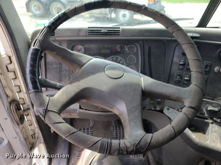 image for item MG9587 2003 Freightliner Columbia  semi truck