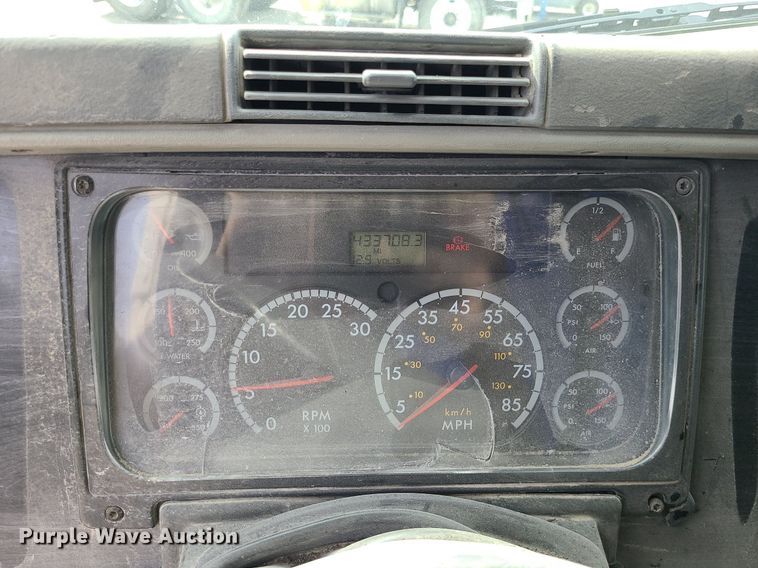 image for item MG9587 2003 Freightliner Columbia  semi truck