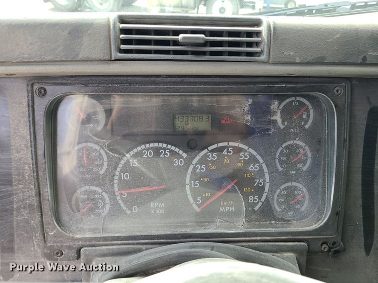 image for item MG9587 2003 Freightliner Columbia  semi truck