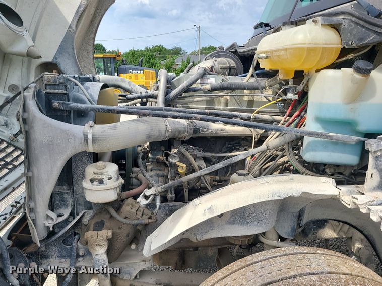 image for item MG9587 2003 Freightliner Columbia  semi truck