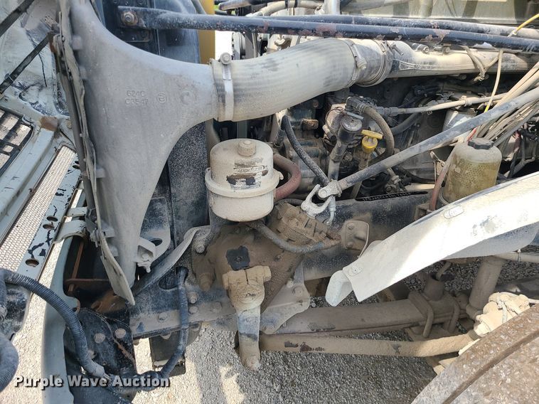 image for item MG9587 2003 Freightliner Columbia  semi truck