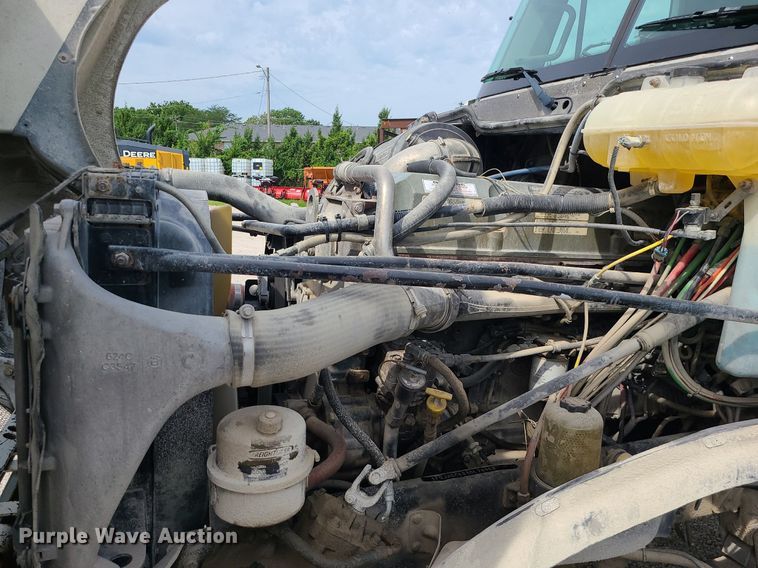 image for item MG9587 2003 Freightliner Columbia  semi truck