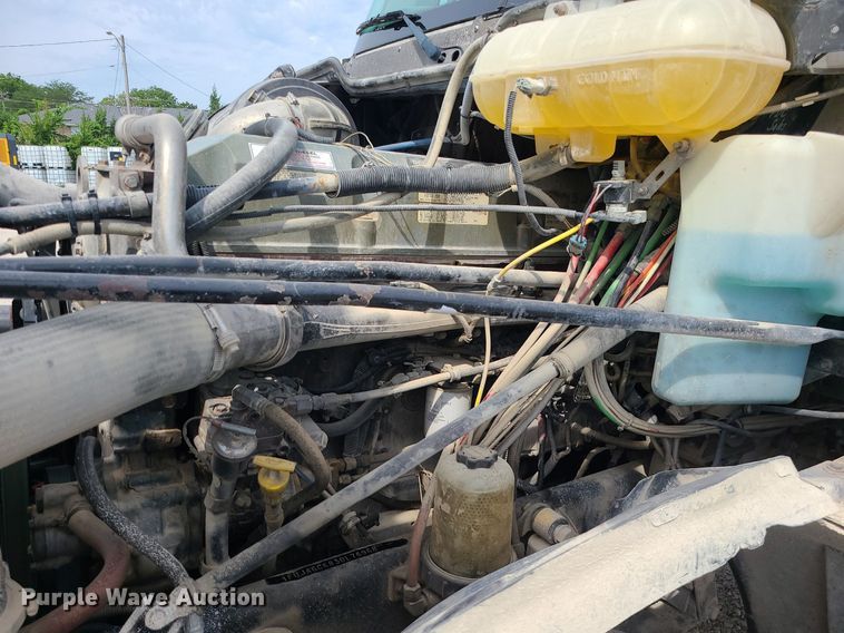 image for item MG9587 2003 Freightliner Columbia  semi truck