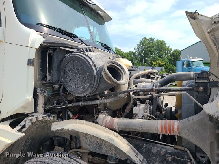 image for item MG9587 2003 Freightliner Columbia  semi truck