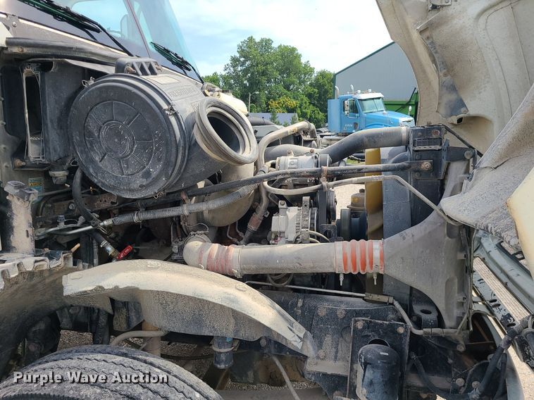 image for item MG9587 2003 Freightliner Columbia  semi truck