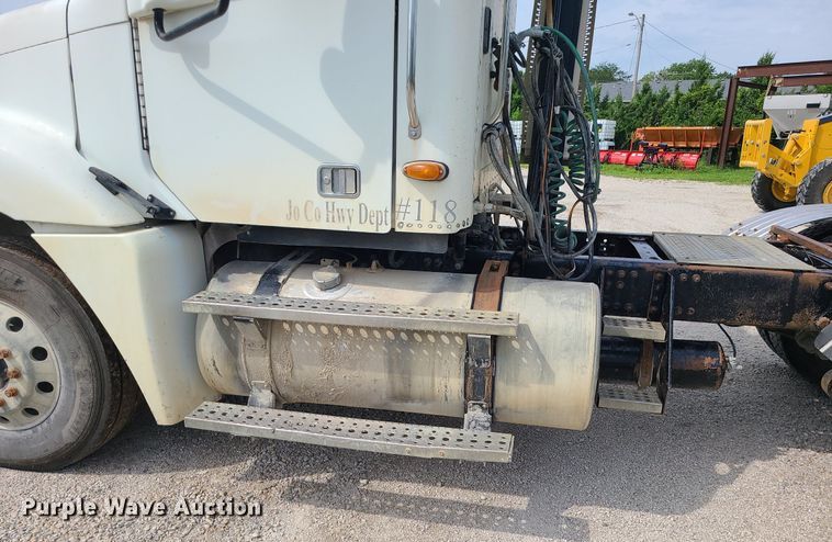 image for item MG9587 2003 Freightliner Columbia  semi truck