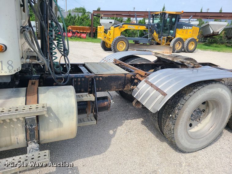 image for item MG9587 2003 Freightliner Columbia  semi truck