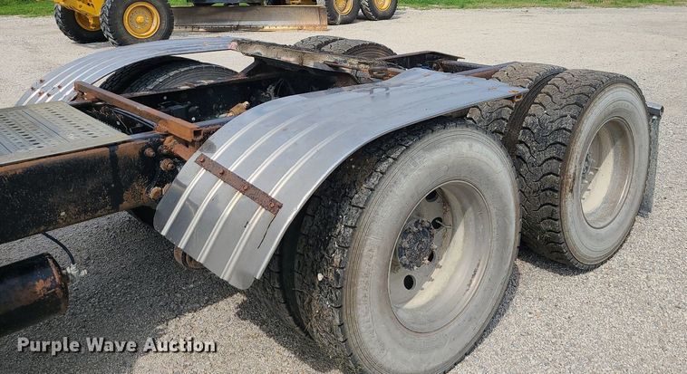 image for item MG9587 2003 Freightliner Columbia  semi truck