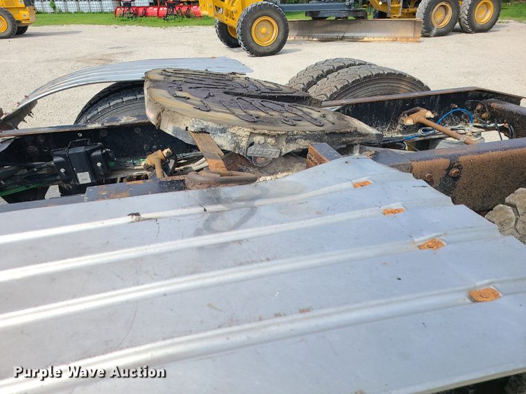 image for item MG9587 2003 Freightliner Columbia  semi truck