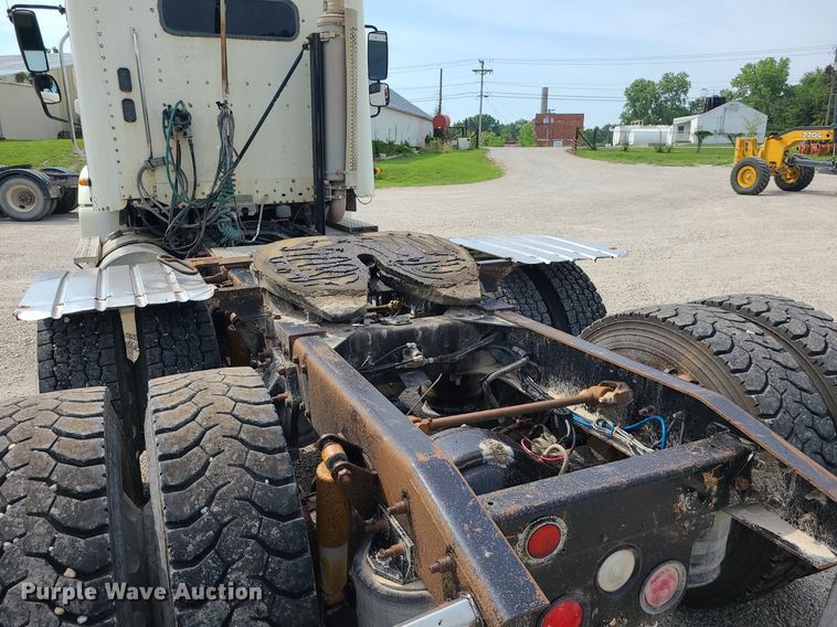 image for item MG9587 2003 Freightliner Columbia  semi truck