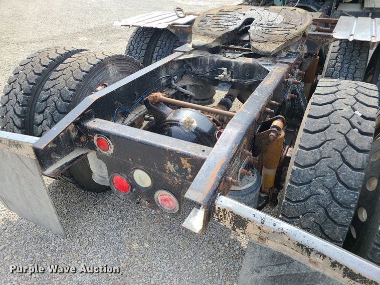 image for item MG9587 2003 Freightliner Columbia  semi truck