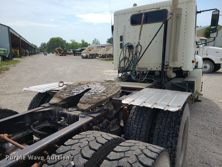 image for item MG9587 2003 Freightliner Columbia  semi truck