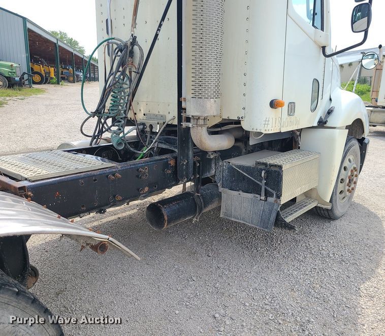 image for item MG9587 2003 Freightliner Columbia  semi truck