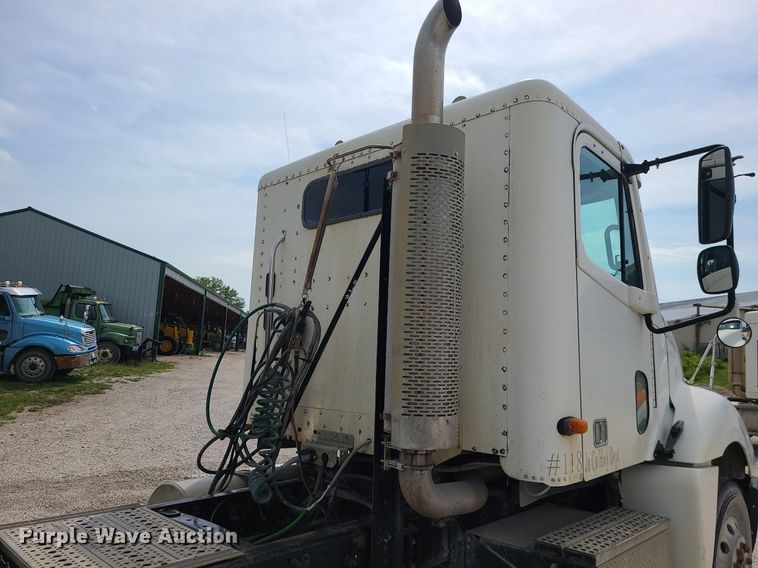 image for item MG9587 2003 Freightliner Columbia  semi truck