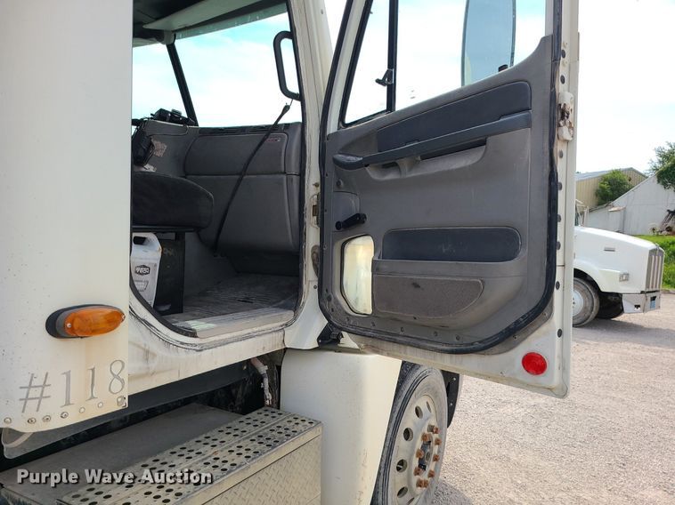 image for item MG9587 2003 Freightliner Columbia  semi truck