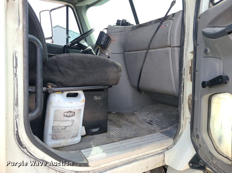 image for item MG9587 2003 Freightliner Columbia  semi truck