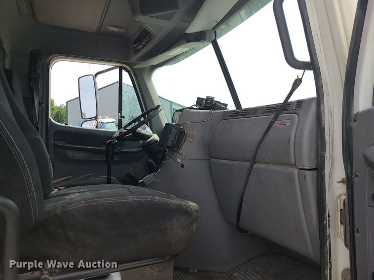 image for item MG9587 2003 Freightliner Columbia  semi truck