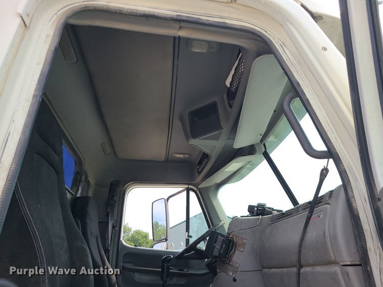 image for item MG9587 2003 Freightliner Columbia  semi truck