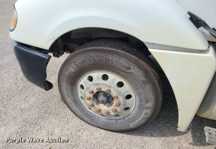 image for item MG9587 2003 Freightliner Columbia  semi truck