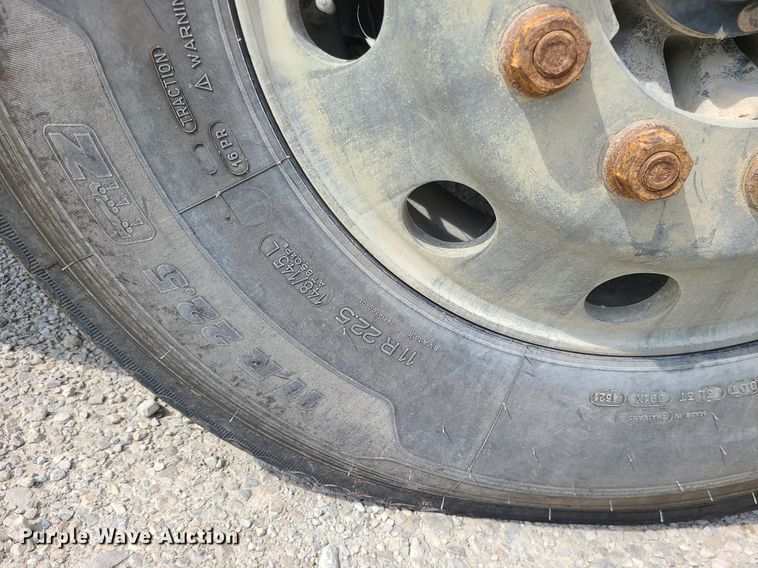 image for item MG9587 2003 Freightliner Columbia  semi truck