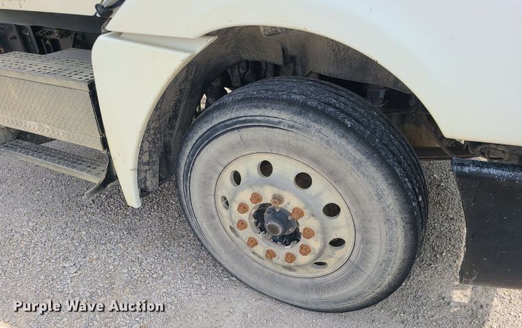 image for item MG9587 2003 Freightliner Columbia  semi truck