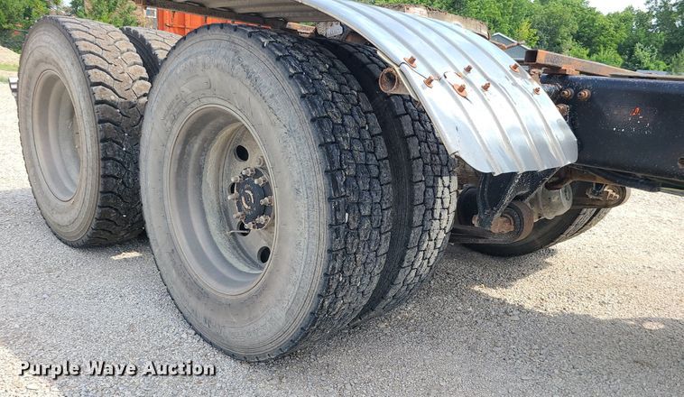 image for item MG9587 2003 Freightliner Columbia  semi truck