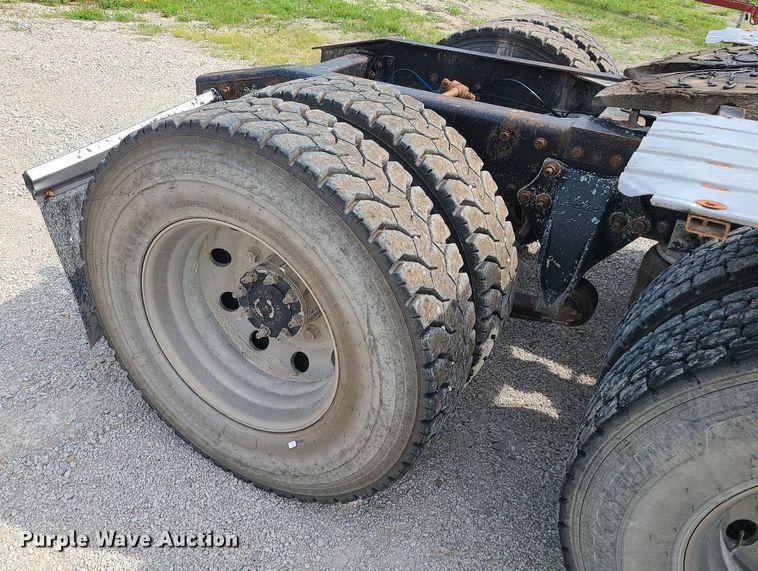 image for item MG9587 2003 Freightliner Columbia  semi truck