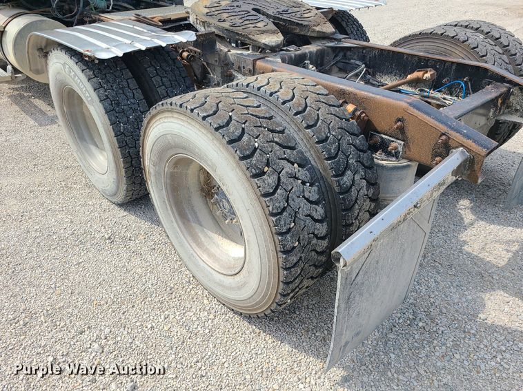 image for item MG9587 2003 Freightliner Columbia  semi truck