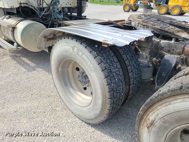 image for item MG9587 2003 Freightliner Columbia  semi truck