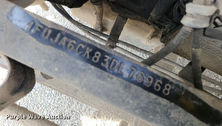 image for item MG9587 2003 Freightliner Columbia  semi truck