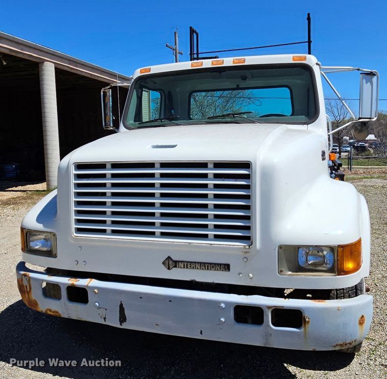 image for item MI9474 1998 International 4700  rollback truck