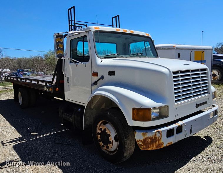 image for item MI9474 1998 International 4700  rollback truck