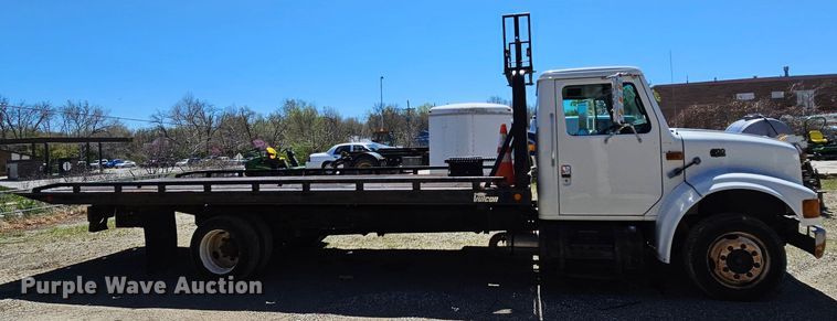 image for item MI9474 1998 International 4700  rollback truck