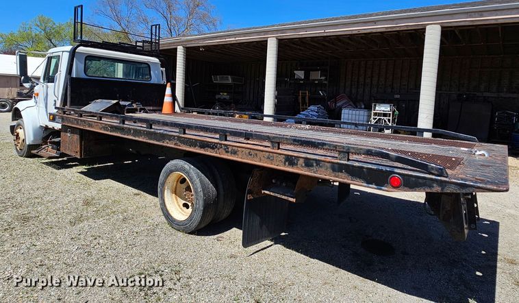 image for item MI9474 1998 International 4700  rollback truck