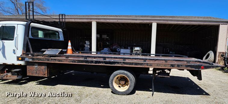 image for item MI9474 1998 International 4700  rollback truck