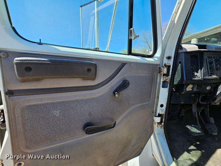 image for item MI9474 1998 International 4700  rollback truck