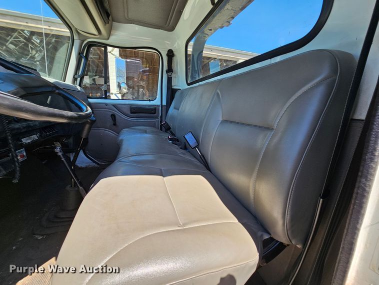 image for item MI9474 1998 International 4700  rollback truck