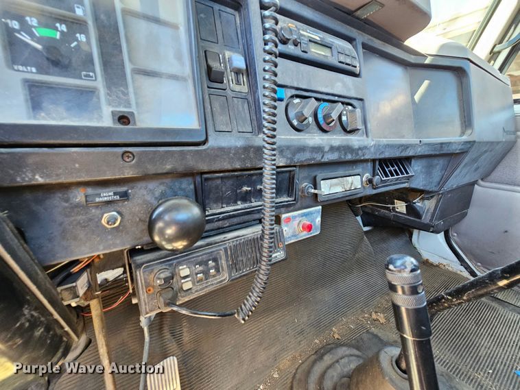 image for item MI9474 1998 International 4700  rollback truck